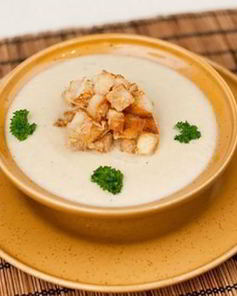 Сырный суп из лесных грибов с крутонами