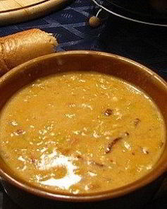 Сырный суп-пюре с гренками, луком и зеленью