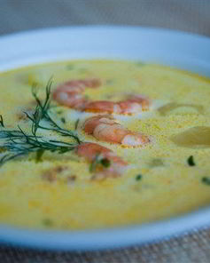 Сырный суп с креветками и зеленью