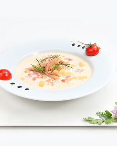Сливочная уха с копченой форелью и томатами