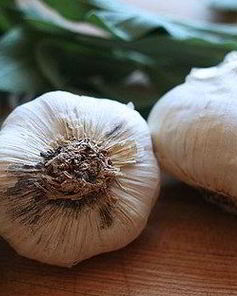 Зимний суп с чесноком и шалфеем