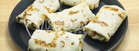 блины с колбасой и сыром. Шаг 10