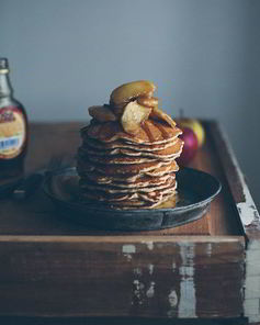 Панкейки с яблоками, корицей и кленовым сиропом