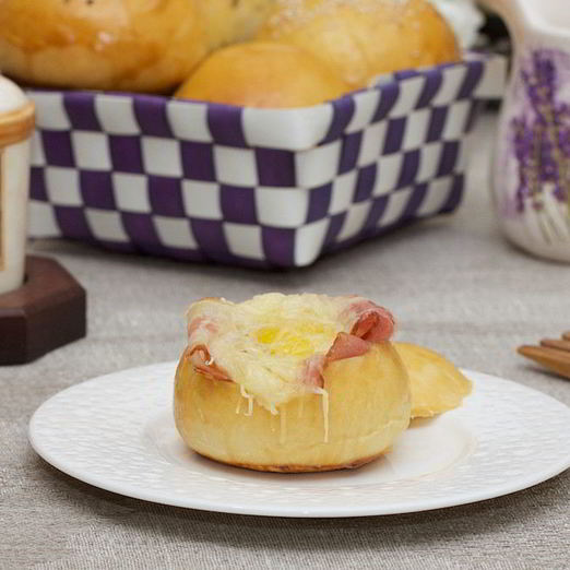 Булочки с беконом и яйцом