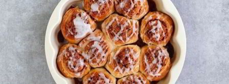 булочки с корицей из слоеного теста. Шаг 14