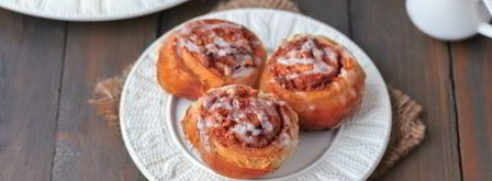 булочки с корицей из слоеного теста. Шаг 15