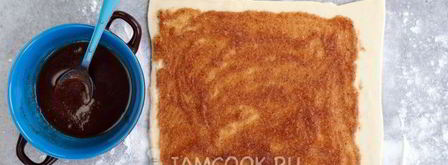 булочки с корицей из слоеного теста. Шаг 7