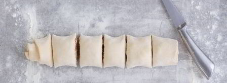 булочки с корицей из слоеного теста. Шаг 10