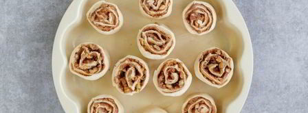 булочки с корицей из слоеного теста. Шаг 11