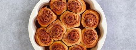 булочки с корицей из слоеного теста. Шаг 12