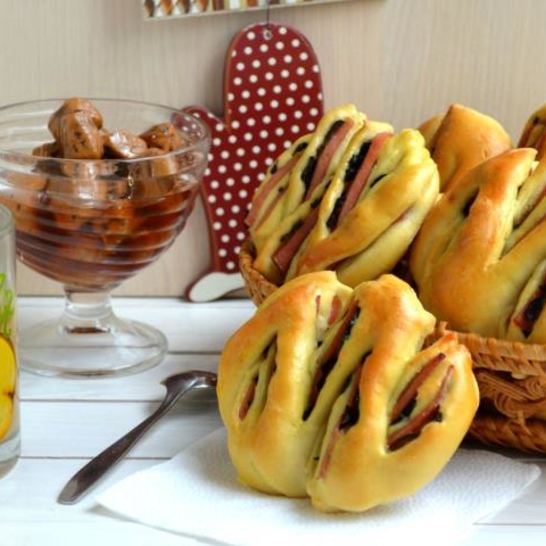 Рецепт булочек-тюльпанов с колбасой