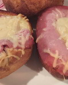 Горячие булочки с яйцом, сыром и ветчиной на завтрак