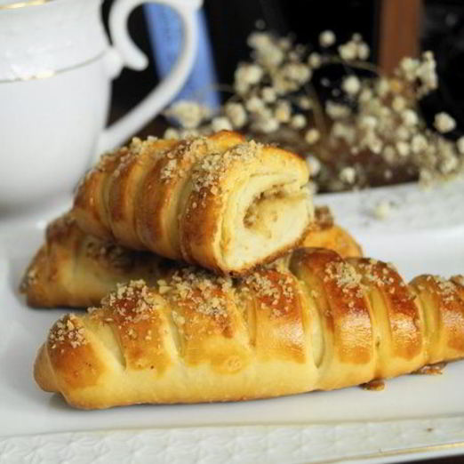 Сдобные булочки с грецкими орешками