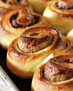 Сдобные булочки с корицей