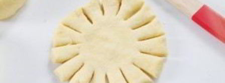 ватрушки с творогом, брынзой и зеленью. Шаг 12