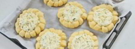 ватрушки с творогом, брынзой и зеленью. Шаг 14