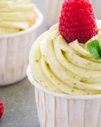 Капкейки с малиной и фисташковым кремом