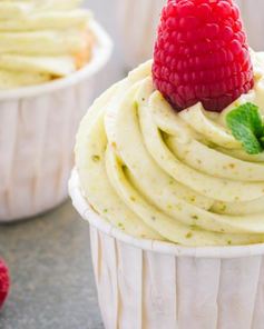 Капкейки с малиной и фисташковым кремом