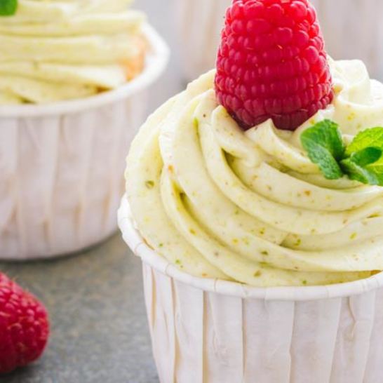 Рецепт капкейков с малиной и фисташковым кремом