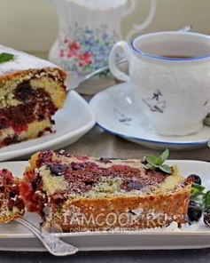 Кекс с маком, какао и ягодами