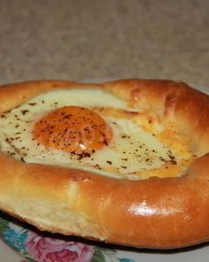 Хачапури лодочка с сулугуни и яйцом по аджарски