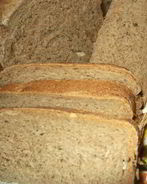 Черный хлеб с маринованным чесноком