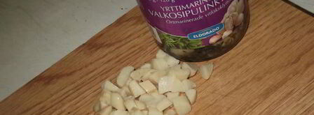 черный хлеб с маринованным чесноком. Шаг 3