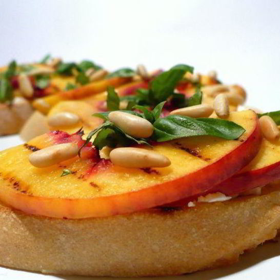 Рецепт чиабатты с нектарином-гриль, козьим сыром, базиликом и кедровыми орешками