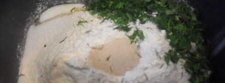 хлеб с укропом, луком, чесноком и чили. Шаг 3