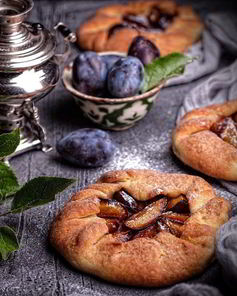 Творожные галеты со сливами