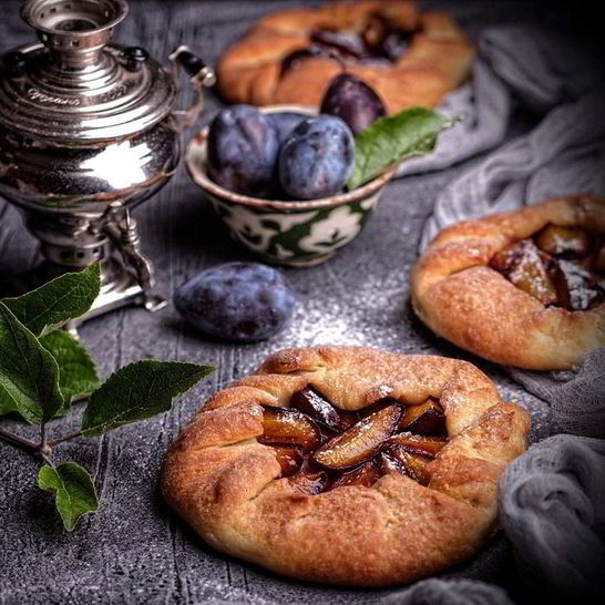 Рецепт творожных галет со сливами