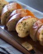 Закусочный багет с сыром и зеленью