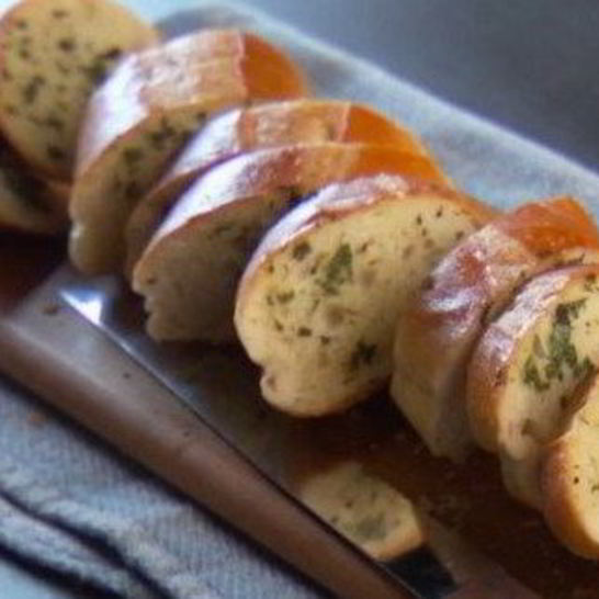 Рецепт закусочного багета с сыром и зеленью