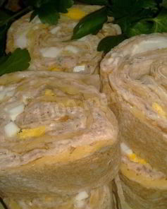 Фаршированный лаваш с рыбой, сыром, чесноком, зеленью