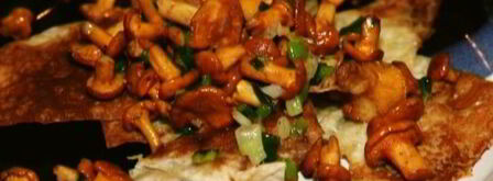 грибы с пармезаном и зеленым луком на чипсах из лаваша. Шаг 8