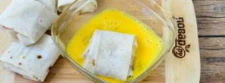 конвертики из лаваша с сыром и помидорами. Шаг 7