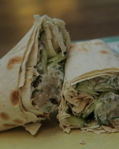 Лаваш с копченой скумбрией, огурцом и хреном