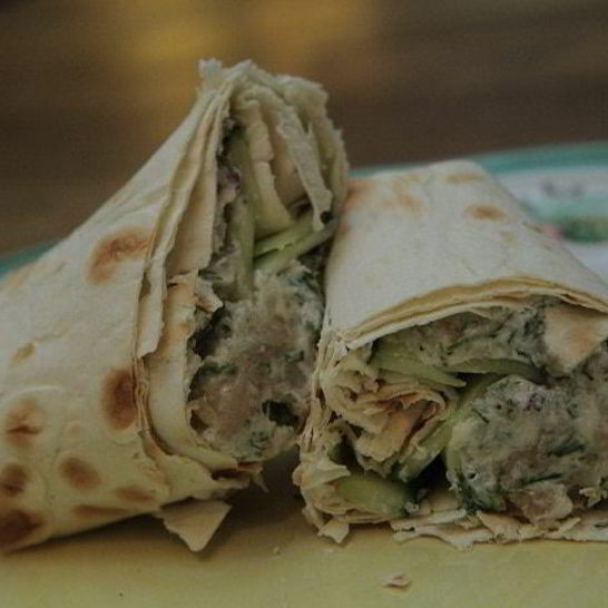 Рецепт лаваша с копченой скумбрией, огурцом и хреном