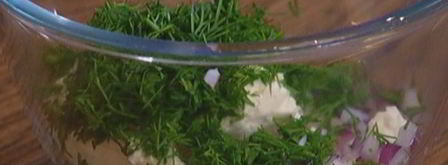 лаваш с копченой скумбрией, огурцом и хреном. Шаг 4