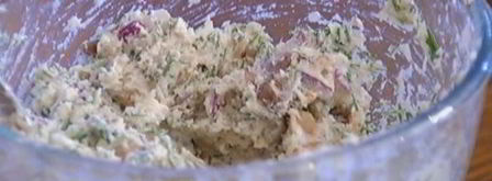 лаваш с копченой скумбрией, огурцом и хреном. Шаг 6