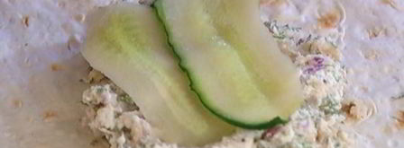 лаваш с копченой скумбрией, огурцом и хреном. Шаг 8