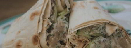 лаваш с копченой скумбрией, огурцом и хреном. Шаг 9