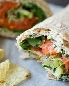 Ролл из лаваша с лососем и рукколой