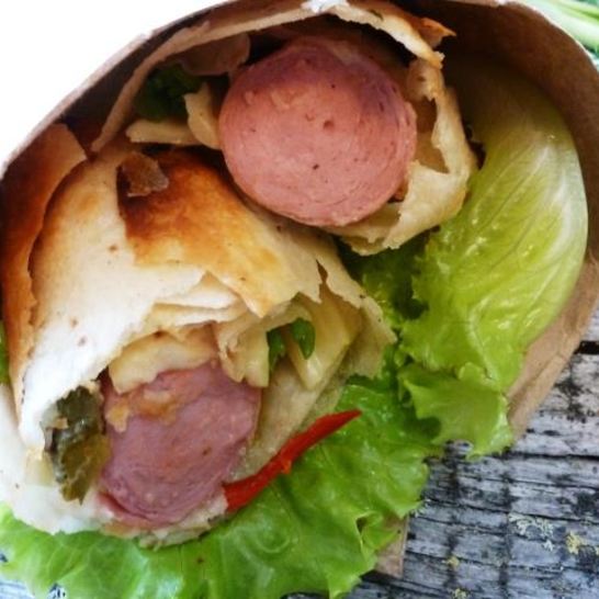 Рецепт сосиски в лаваше с маринованным огурцом и сыром