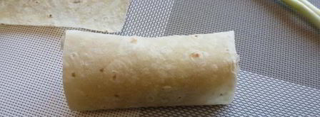 сосиска в лаваше с маринованным огурцом и сыром. Шаг 3