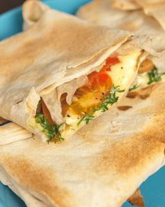 Жареный лаваш с сыром и помидорами