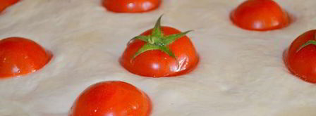 ароматная фокачча с помидорками черри и чесночным маслом. Шаг 12