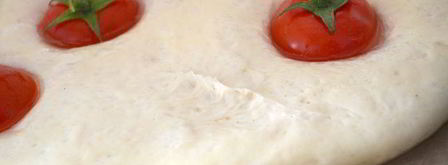 ароматная фокачча с помидорками черри и чесночным маслом. Шаг 13