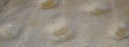 ароматная фокачча с помидорками черри и чесночным маслом. Шаг 11