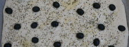 фокачча из муки двух сортов с маслинами и травами. Шаг 5